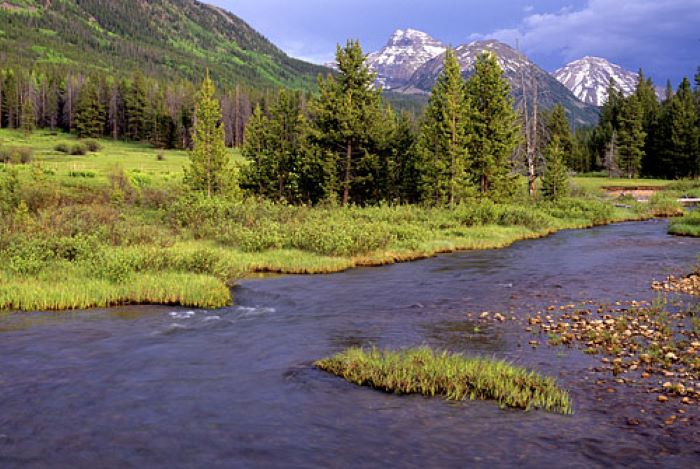 This image has an empty alt attribute; its file name is Uinta-mountains-and-penny-creek.jpg